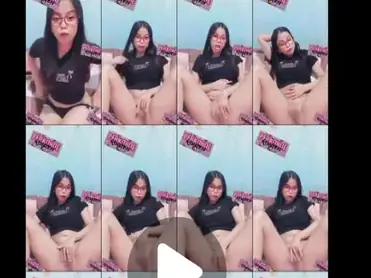 Cewek 18+ Cantik Kacamata Colmek Ngangkang poster