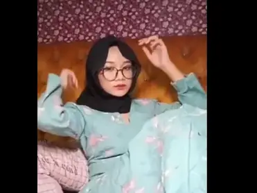 Cewek 18+ Jilbab Hitam Kacamata Colmek Mastrubasi Binal poster