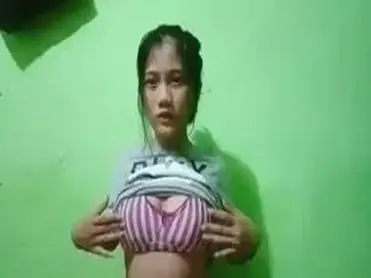 Dokumentasi Gadis Cantik Bersantai Di Kasur poster