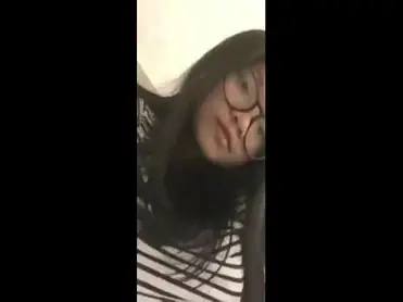 Dokumentasi Gadis Kacamata Cantik Live Kasur poster