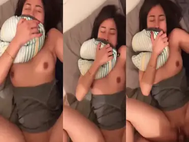 Gadis Cantik Pasrah Goyang Kasur Bareng Pacar poster