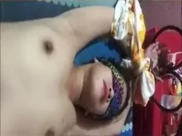 Gadis Cantik Pasrah Goyang Kasur Mata Tutup poster