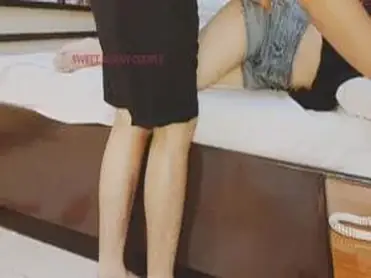 Gadis Cantik Pasrah Goyang Kasur Saat Tidur poster