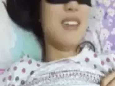 Gadis Cantik Pasrah Goyang Kasur Tutup Mata poster
