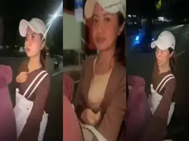 Gadis Cantik Pasrah Posisi Doggy Kasur Wet poster