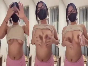 Tante Cantik Pasrah Goyang Kasur Bareng Pria poster