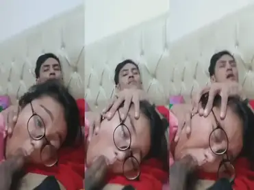 Tante Janda Kacamata Cantik Pasrah Servis Kasur poster