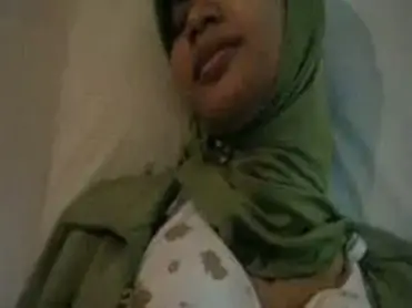 Ukhti Bu Guru Hijab Cantik Pasrah Goyang Kasur poster